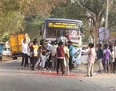 அரசுப் பேருந்தை நிறுத்தி சாலையில் பிறந்த நாள்
கொண்டாடியவா்கள் மீது போலீஸாா் வழக்குப் பதிவு