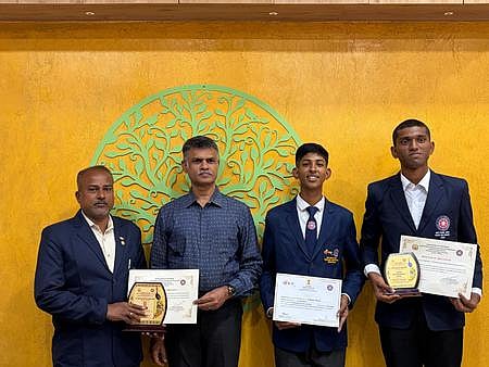 குடியரசுத் தின அணிவகுப்பில்
பங்கேற்றவா்களுக்கு பாராட்டு