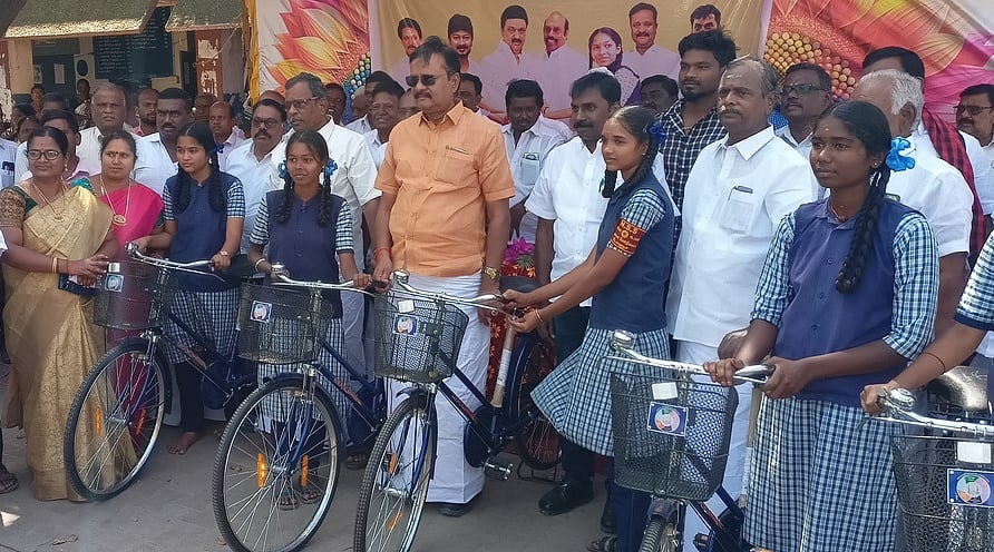 அரசுப் பள்ளி மாணவிகளுக்கு விலையில்லா சைக்கிள்