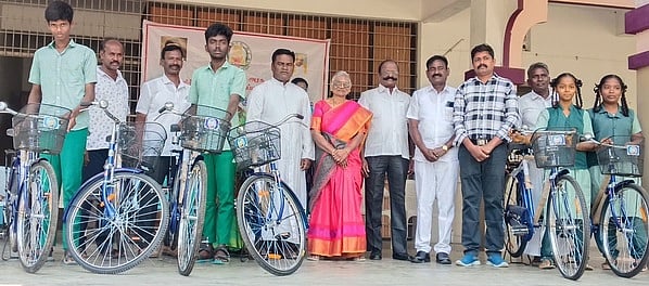 பள்ளியில் விலையில்லா மிதிவண்டிகள் அளிப்பு