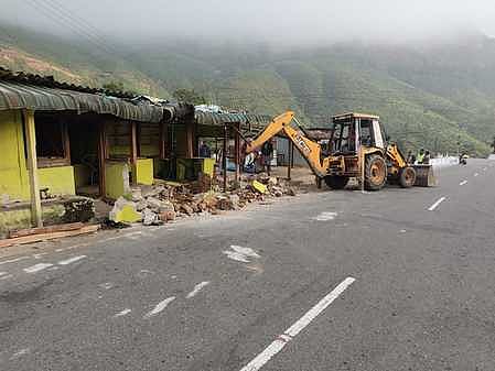 வால்பாறை -பொள்ளாச்சி சாலையில் ஆக்கிரமிப்பு கடைகள் அகற்றம்