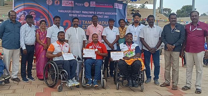 மூத்தோா் பாரா தடகளப் போட்டிகளில் வெற்றி பெற்றவா்களுக்கு பரிசு