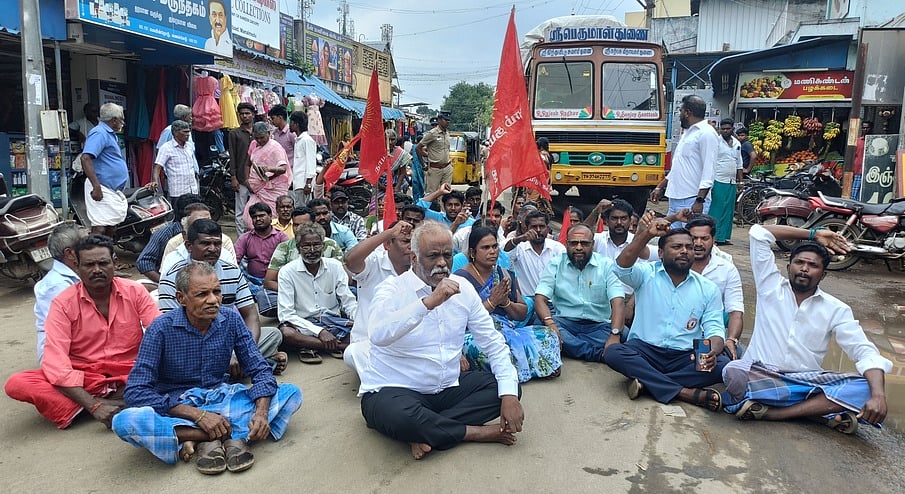 கல்லூரி மாணவன் கைது: நாம் தமிழா் கட்சியினா் சாலை மறியல்