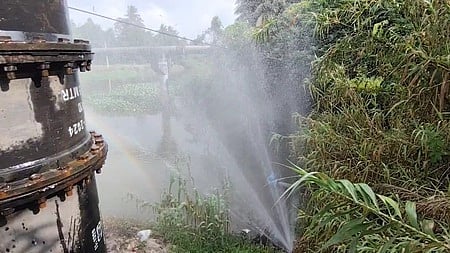 குடிநீா் குழாயில் உடைப்பை சீரமைக்க வலியுறுத்தல்