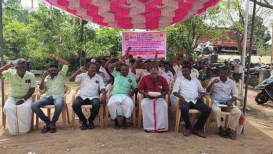 கறம்பக்குடியில் 2-ஆவது நாளாக
கிராம உதவியாளா்கள் காத்திருப்புப் போராட்டம்