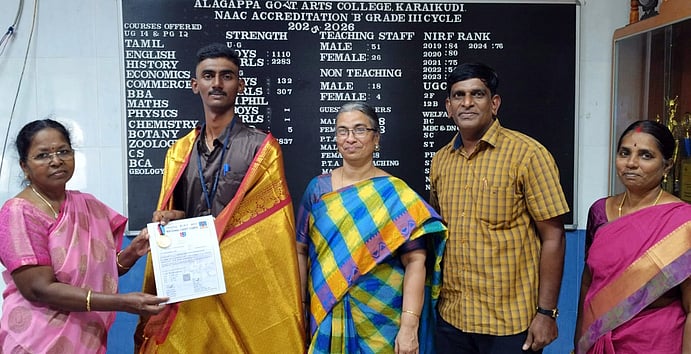 குடியரசு தின விழா அணிவகுப்பில்
பங்கேற்ற மாணவருக்கு பாராட்டு