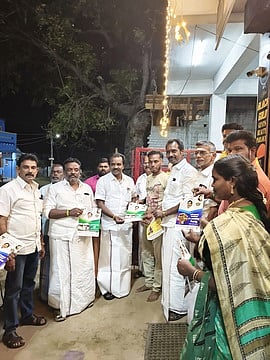 இலஞ்சியில் அதிமுகவினா் துண்டுப் பிரசுரம் விநியோகம்