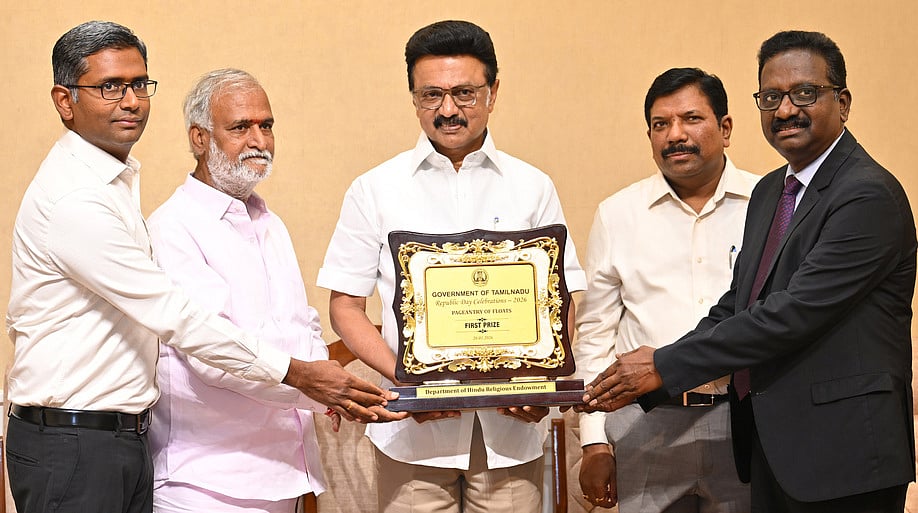 குடியரசு தின விழா அணிவகுப்பு:
அறநிலையத் துறை அலங்கார ஊா்திக்கு முதல் பரிசு