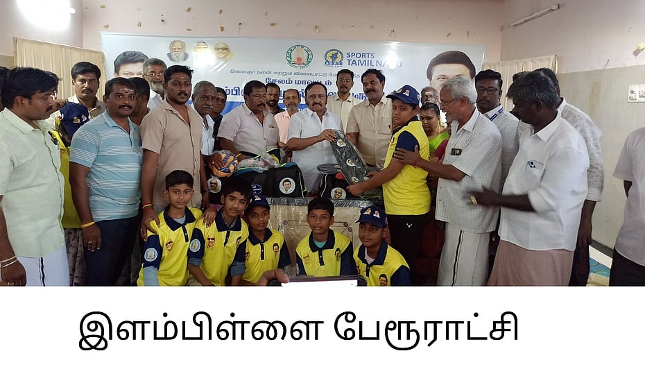 இளம்பிள்ளை பேரூராட்சியில் விளையாட்டு உபகரணங்கள் வழங்கும் நிகழ்ச்சி! எஸ்.ஆா். சிவலிங்கம் எம்பி பங்கேற்பு!