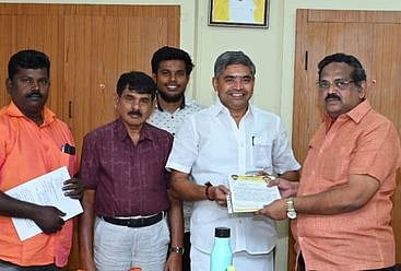 மானூா் அரசு பள்ளி வளாகத்துக்குள் தண்ணீா் புகுவதைத் தடுக்கக் கோரி மனு