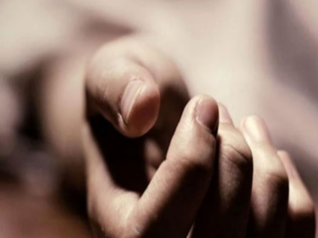 கடலில் முத்து குளித்த மீனவா் உயிரிழப்பு