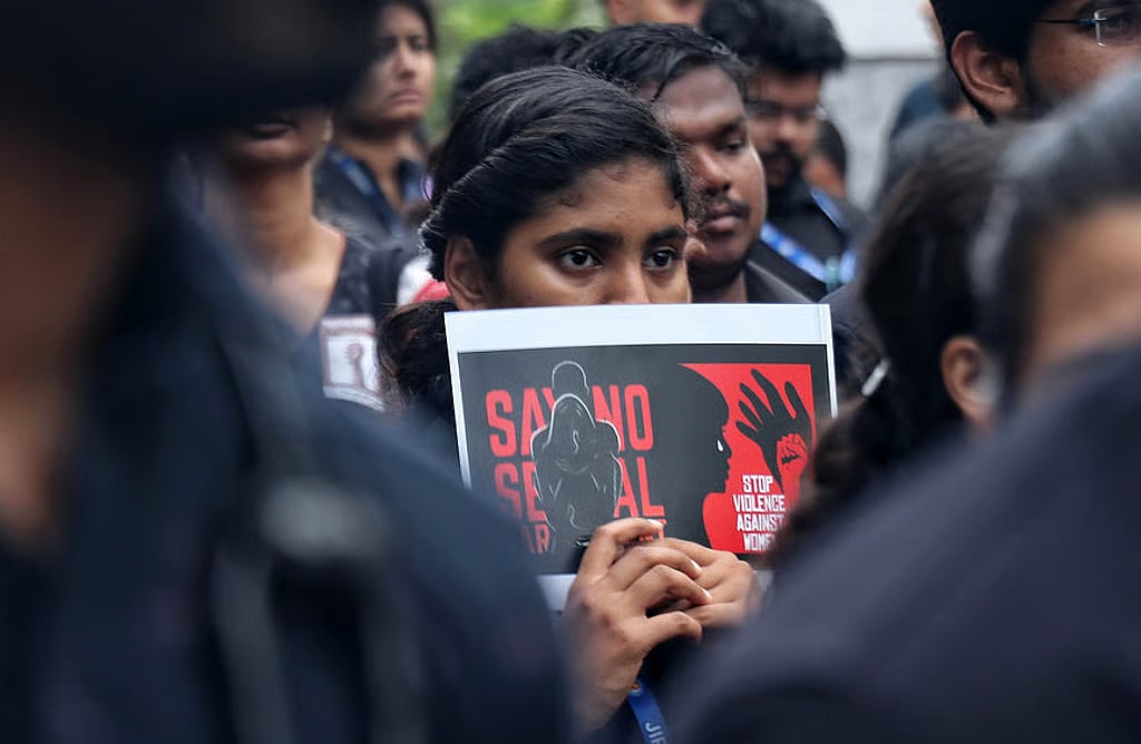 மன வளா்ச்சி குன்றிய பெண்ணுக்கு பாலியல் தொல்லை: கொத்தனாா் கைது