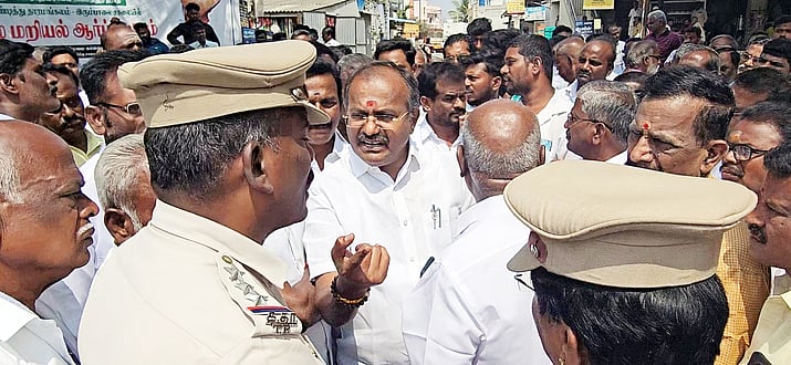 சாலையை சீரமைக்கக் கோரி
அருள் எம்எல்ஏ தலைமையில் மறியல்