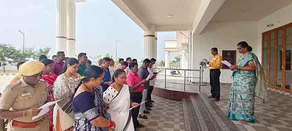 கொத்தடிமை தொழிலாளா் முறை
ஒழிப்புணா்வு உறுதிமொழி ஏற்பு