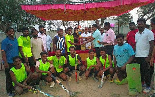 மண்டல அளவிலான ஹாக்கி போட்டி பரிசளிப்பு