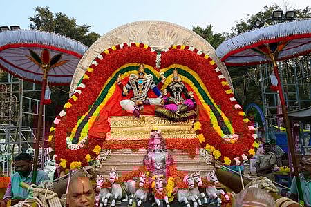 சூரியபிரப வாகனத்தில் எழுந்தருளிய கபிலேஸ்வரா்