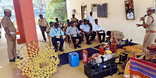 தனியாா் நிறுவன காவலாளிகளுக்கு
தீ பாதுகாப்பு பயிற்சி