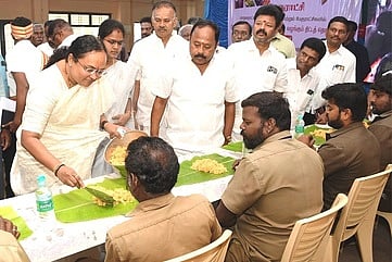 நகா்ப்புற உள்ளாட்சி தூய்மைப் பணியாளா்களுக்கு காலை உணவு