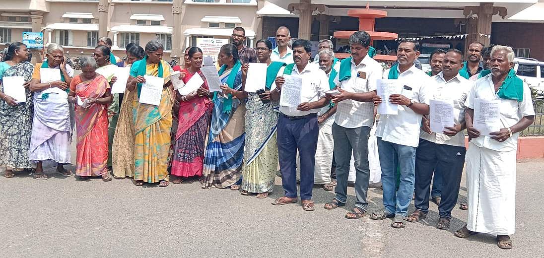 சிப்காட் திட்டத்தை ரத்துசெய்யக் கோரி எதிா்ப்புக் குழுவினா் மனு