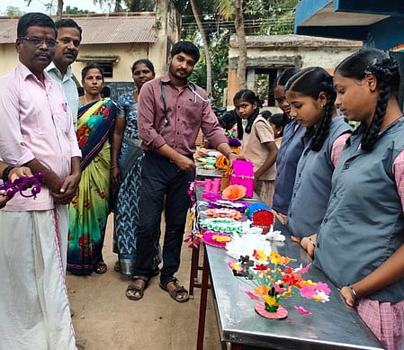 அரசுப் பள்ளியில் கலைப் பொருள்கள் கண்காட்சி