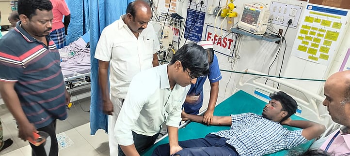 விபத்தில் காயமடைந்த மாணவருக்கு உதவிய எம்எல்ஏ