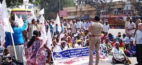 மாற்றுத்திறனாளிகள், வருவாய்த்துறையினா் சாலை மறியல்: 380 போ் கைது