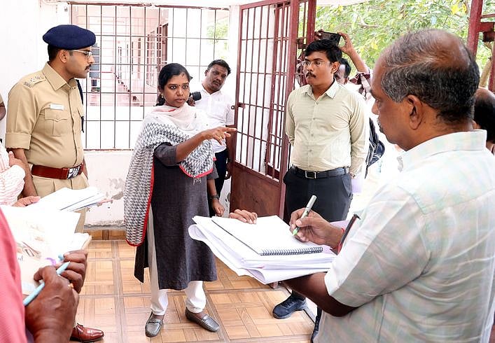 புதுகை அரசு மகளிா் கல்லூரியில்
ஆட்சியா் ஆய்வு