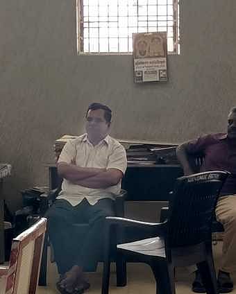 நாமக்கல் மாநகராட்சி அலுவலகத்தில் ரூ. 20 ஆயிரம் லஞ்சம் வாங்கிய வருவாய் உதவி ஆய்வாளா் கைது