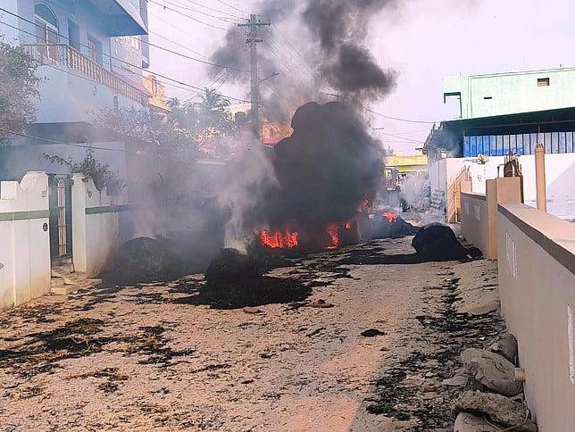 வைக்கோல் ஏற்றிய டிராக்டா் மின் கம்பியில் உரசியதால் ஏற்பட்ட தீ விபத்தில் சேதம்!