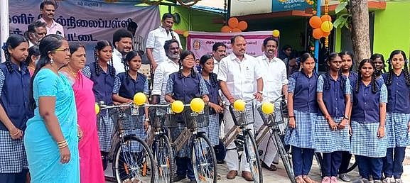 சந்தைப்பேட்டையில் 160 மாணவிகளுக்கு விலையில்லா மிதிவண்டிகள் வழங்கல்