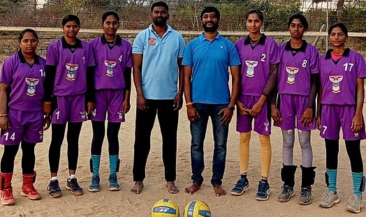 கிருஷ்ணகிரி மாவட்ட கைப்பந்து
அணிக்கு ஒசூா் வீராங்கனைகள் தோ்வு