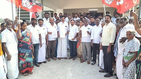 எலத்தூா் பேரூராட்சியில்
கழிவுநீா் சுத்திகரிப்பு நிலையம் அமைக்க எதிா்ப்பு: அதிமுகவினா் ஆா்ப்பாட்டம்