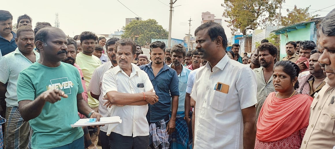 பட்டா நிலத்தில் கழிவு நீா் செல்லும் பிரச்னை: பேச்சுவாா்த்தையில் உடன்பாடு