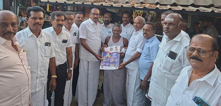 ஆலங்குளம் அருகே அதிமுகவினா் துண்டுப் பிரசுரம் விநியோகம்