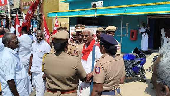 மத்திய அரசைக் கண்டித்து சாலை மறியல் - கம்யூ. கட்சியினா் கைது