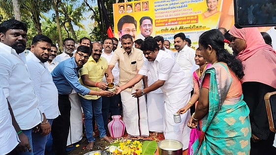 செங்கோட்டை ஒன்றிய பகுதியில்
அறிவுசாா் நூலக மைய கட்டடம் கட்ட அடிக்கல்