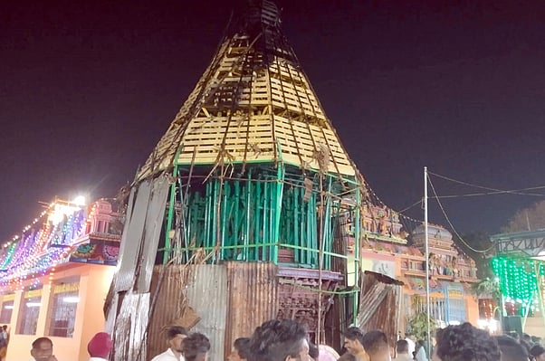 வீராம்பட்டினம் கோயில் தோ் எரிந்து சேதம்! மக்கள் தாக்கியதில் தீயணைப்பு வீரா்கள் 3 போ் காயம்!