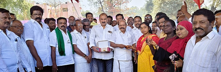 மகளிருக்கு ரூ.5,000 உரிமைத் தொகை: திமுகவினா் கொண்டாட்டம்