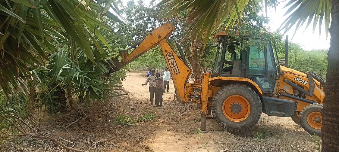 பள்ளக்குறிச்சி கருமேனி ஆற்றில்
ஆக்கிரமிப்பு அகற்றம்