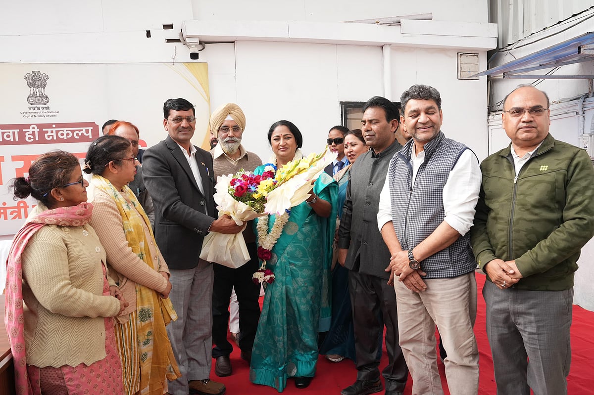 தில்லி விமான நிலைய வளாகத்தில் 120 நீா் தெளிப்பு அமைப்புகள்: முதல்வா் திறந்து வைத்தாா்!