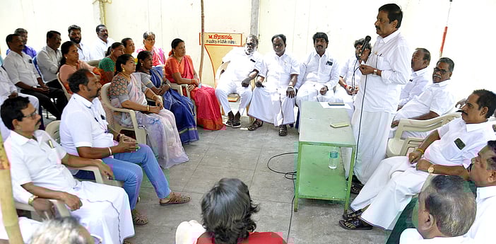 சிறப்பு நிதியுதவியாக குடும்பத்துக்கு அரசு தலா ரூ.10 ஆயிரம் வழங்க வேண்டும்! புதுச்சேரி அதிமுக தீா்மானம்!