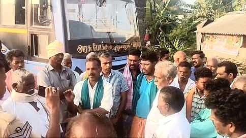 அரசுப் பேருந்தை சிறை பிடித்து கிராம மக்கள் போராட்டம்