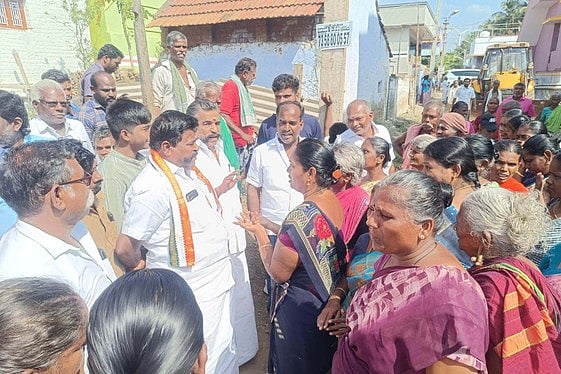 ஊத்துமலையில் எம்எல்ஏவை முற்றுகையிட்ட பொதுமக்கள்