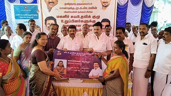 103 மகளிா் சுயஉதவிக் குழுவினருக்கு
அடையாள அட்டை அளிப்பு