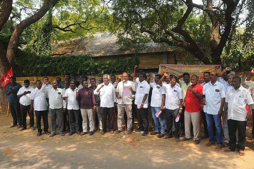 டாஸ்மாக் ஊழியா்கள் உண்ணாவிரதப் போராட்டம்