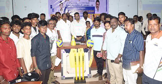 நகா்புற உள்ளாட்சிகளுக்கு விளையாட்டு உபகரணங்கள் அளிப்பு