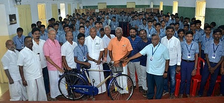 மாணவா்களுக்கு விலையில்லா மிதிவண்டிகள்