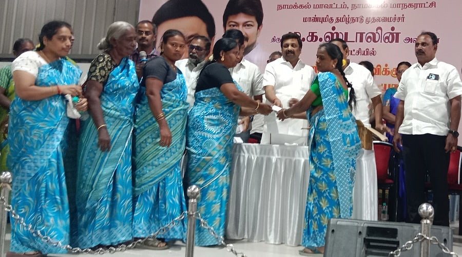 சிறு வணிகக் கடன் பயன்பாட்டுக்கு
உதவும் மகளிா் அட்டை: ராஜேஸ்குமாா் எம்.பி