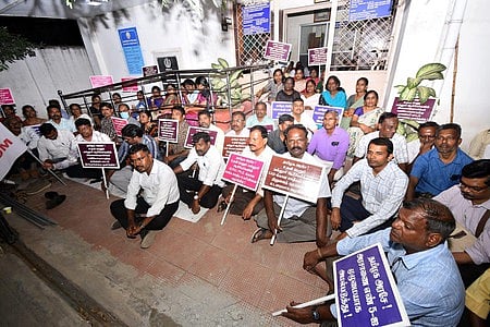 உதவிப் பேராசிரியா்கள் காத்திருப்புப் போராட்டம்