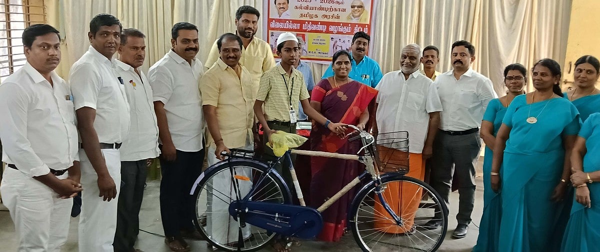 மாணவா்களுக்கு விலையில்லா மிதிவண்டிகள்